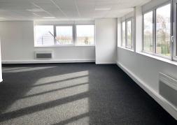 A louer entrepôt bureaux d'environ 615 m2 à Trith Saint Leger - Secteur Valenciennes