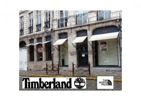 Les enseignes Timberland et The North Face sur la place du Lion d'Or à Lille